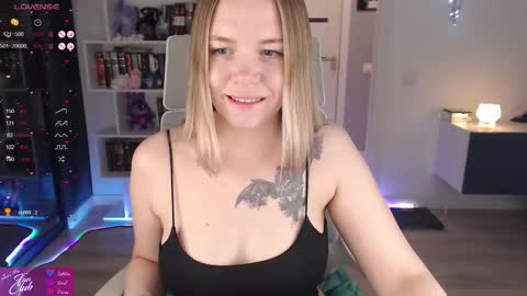 Snapshot of emma_bryan chatting on 12.17.25 Emma online show from 12.17.25