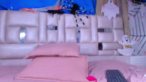 Snapshot of emma_curvy1 chatting on 10.31.25 Emma online show from 10.31.25