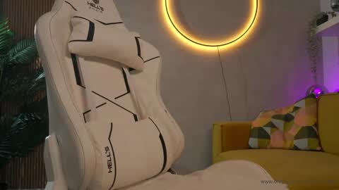 Snapshot of emma_land chatting on 04.01.26 online show from 04.01.26