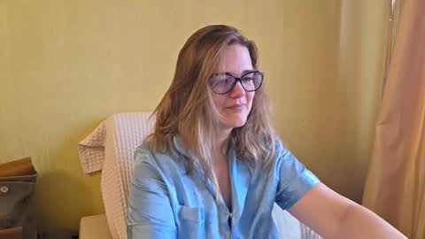 Snapshot of emma_misty_ chatting on 10.14.25 emma_misty_ online show from 10.14.25