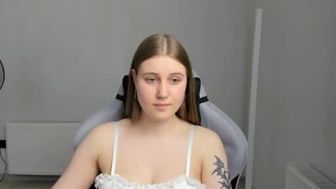 Snapshot of emma_sweettyy chatting on 06.17.26 Emma online show from 06.17.26