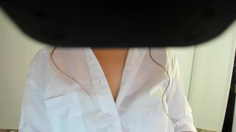 emma_white02 online show from 10.04.25