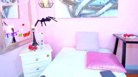 Snapshot of emmaa_sandoval chatting on 10.16.25 Emma online show from 10.16.25