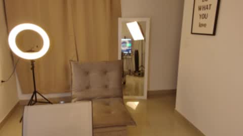 Snapshot of emmabeecker_ chatting on 12.02.24 Emma online show from 12.02.24