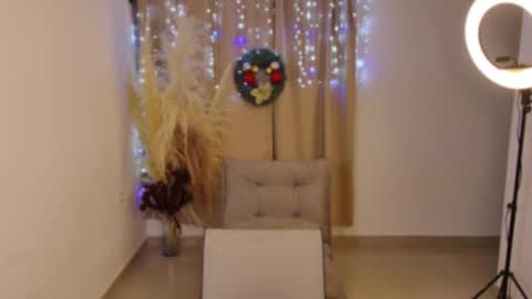 Snapshot of emmabeecker_ chatting on 12.21.24 Emma online show from 12.21.24