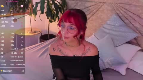 Snapshot of emmaduff_ chatting on 05.06.26 online show from 05.06.26