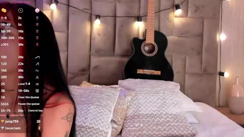 Snapshot of emmaduff_ chatting on 06.03.26 online show from 06.03.26
