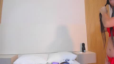 emmaespencer  online show from 05.04.26