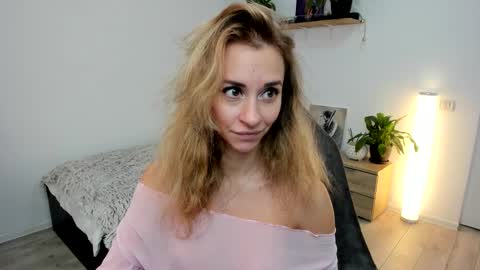 Snapshot of emmagracee chatting on 11.17.25 Emma online show from 11.17.25