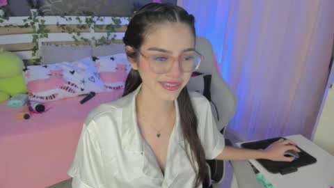 Snapshot of emmalopez001 chatting on 12.23.24 emmalopez001 online show from 12.23.24