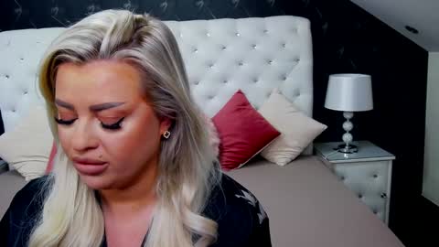 Snapshot of emmamavis chatting on 12.19.24 Emma Mavis online show from 12.19.24