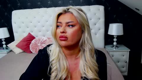 Snapshot of emmamavis chatting on 12.29.24 Emma Mavis online show from 12.29.24