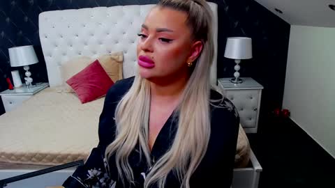 Snapshot of emmamavis chatting on 01.21.25 Emma Mavis online show from 01.21.25