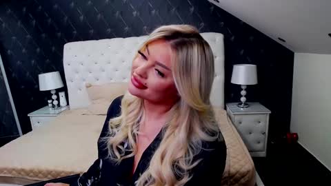 Snapshot of emmamavis chatting on 02.24.25 Emma Mavis online show from 02.24.25