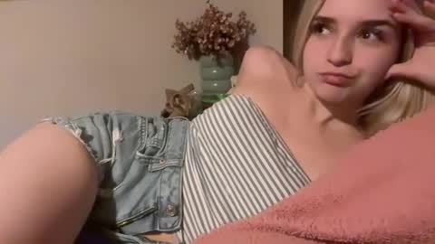 Snapshot of emmangel chatting on 11.05.25 EmmaAngel online show from 11.05.25