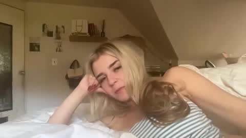 Snapshot of emmangel chatting on 11.05.25 EmmaAngel online show from 11.05.25