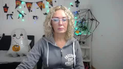 Snapshot of emmapark738567 chatting on 10.19.25 Emma online show from 10.19.25