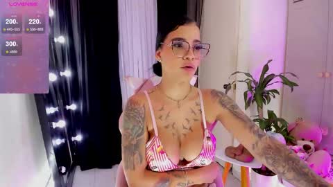 Snapshot of emmarusselx chatting on 10.21.25 Emma Russell online show from 10.21.25