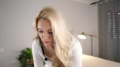 Snapshot of emmiemurray chatting on 10.27.25 Aurora online show from 10.27.25