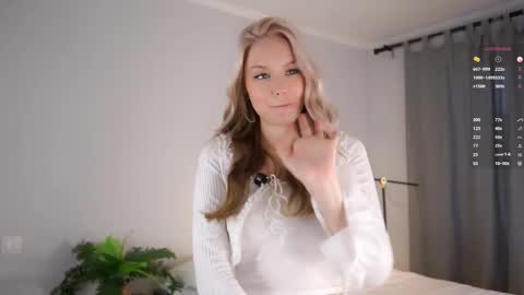 Snapshot of emmiemurray chatting on 11.01.25 Aurora online show from 11.01.25