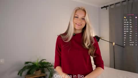 Snapshot of emmiemurray chatting on 12.05.25 Aurora online show from 12.05.25