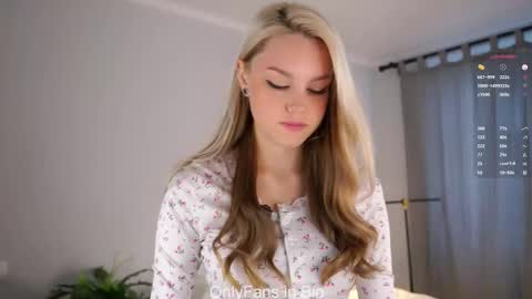 Snapshot of emmiemurray chatting on 12.16.25 Aurora online show from 12.16.25