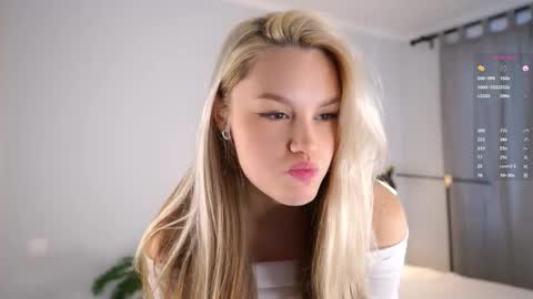 Snapshot of emmiemurray chatting on 12.20.25 Aurora online show from 12.20.25