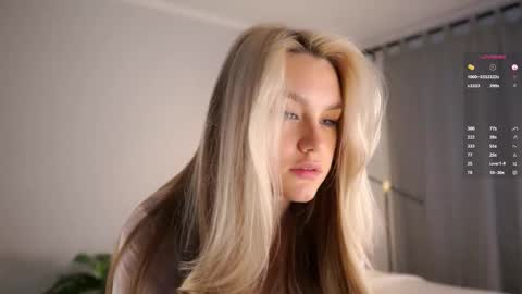 Snapshot of emmiemurray chatting on 12.23.25 Aurora online show from 12.23.25