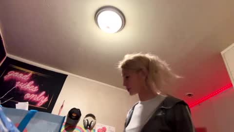 Snapshot of emmwarr1514 chatting on 03.05.25 emmwarr1514 online show from 03.05.25