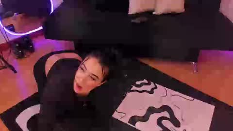 Emmy Evans  online show from 09.19.25