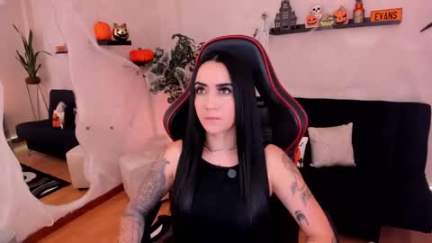 Emmy Evans  online show from 10.11.25