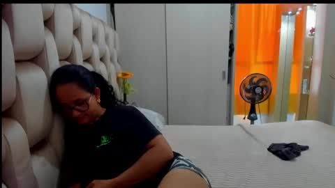 Snapshot of emperatriztapia chatting on 12.15.24 emperatriztapia online show from 12.15.24