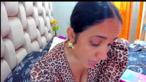 Snapshot of emperatriztapia chatting on 02.22.25 emperatriztapia online show from 02.22.25