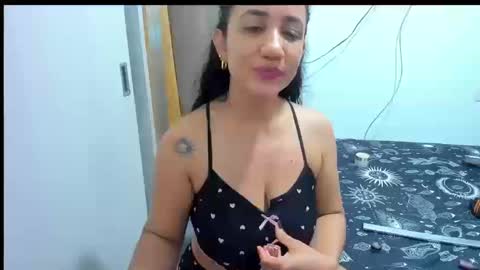 Snapshot of emperatriztapia chatting on 10.19.25 emperatriztapia online show from 10.19.25