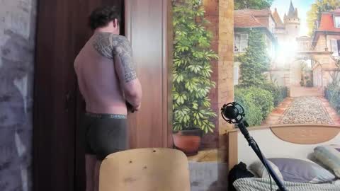 Snapshot of eric_the_vikking chatting on 12.01.25 Eric online show from 12.01.25