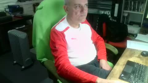 Snapshot of ernello chatting on 09.25.25 ernello online show from 09.25.25