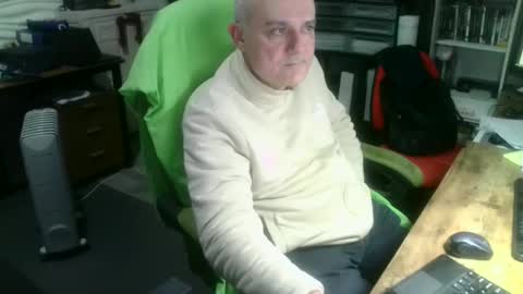Snapshot of ernello chatting on 10.03.25 ernello online show from 10.03.25