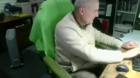 Snapshot of ernello chatting on 10.10.25 ernello online show from 10.10.25