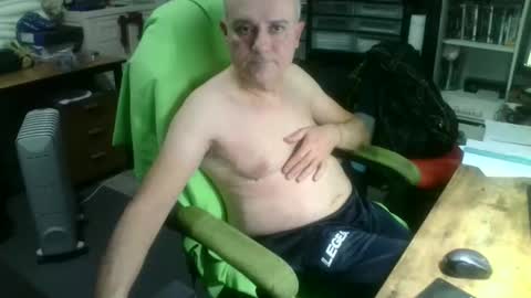 Snapshot of ernello chatting on 10.13.25 ernello online show from 10.13.25