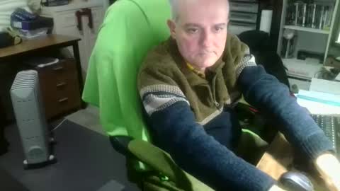 Snapshot of ernello chatting on 10.14.25 ernello online show from 10.14.25