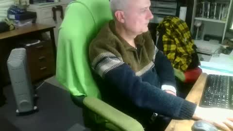 Snapshot of ernello chatting on 10.15.25 ernello online show from 10.15.25