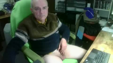 Snapshot of ernello chatting on 10.15.25 ernello online show from 10.15.25