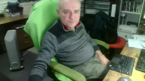 Snapshot of ernello chatting on 10.20.25 ernello online show from 10.20.25
