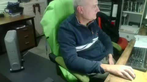 Snapshot of ernello chatting on 10.21.25 ernello online show from 10.21.25