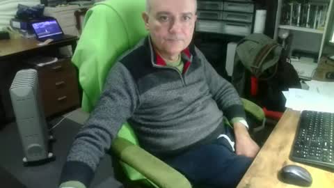 Snapshot of ernello chatting on 10.22.25 ernello online show from 10.22.25