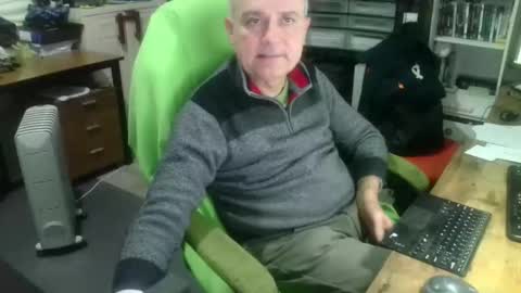 Snapshot of ernello chatting on 10.23.25 ernello online show from 10.23.25