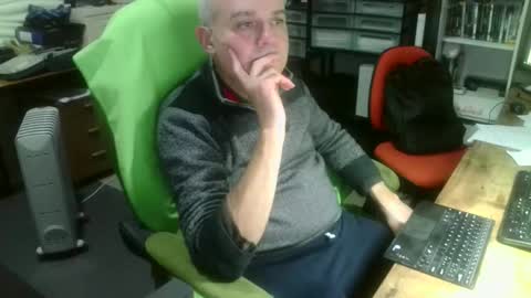 Snapshot of ernello chatting on 10.26.25 ernello online show from 10.26.25