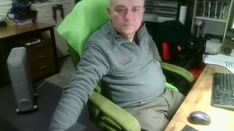 Snapshot of ernello chatting on 10.28.25 ernello online show from 10.28.25