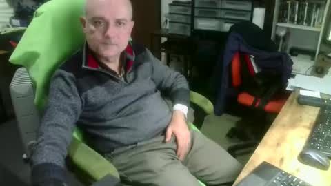 Snapshot of ernello chatting on 10.30.25 ernello online show from 10.30.25