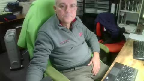 Snapshot of ernello chatting on 10.31.25 ernello online show from 10.31.25